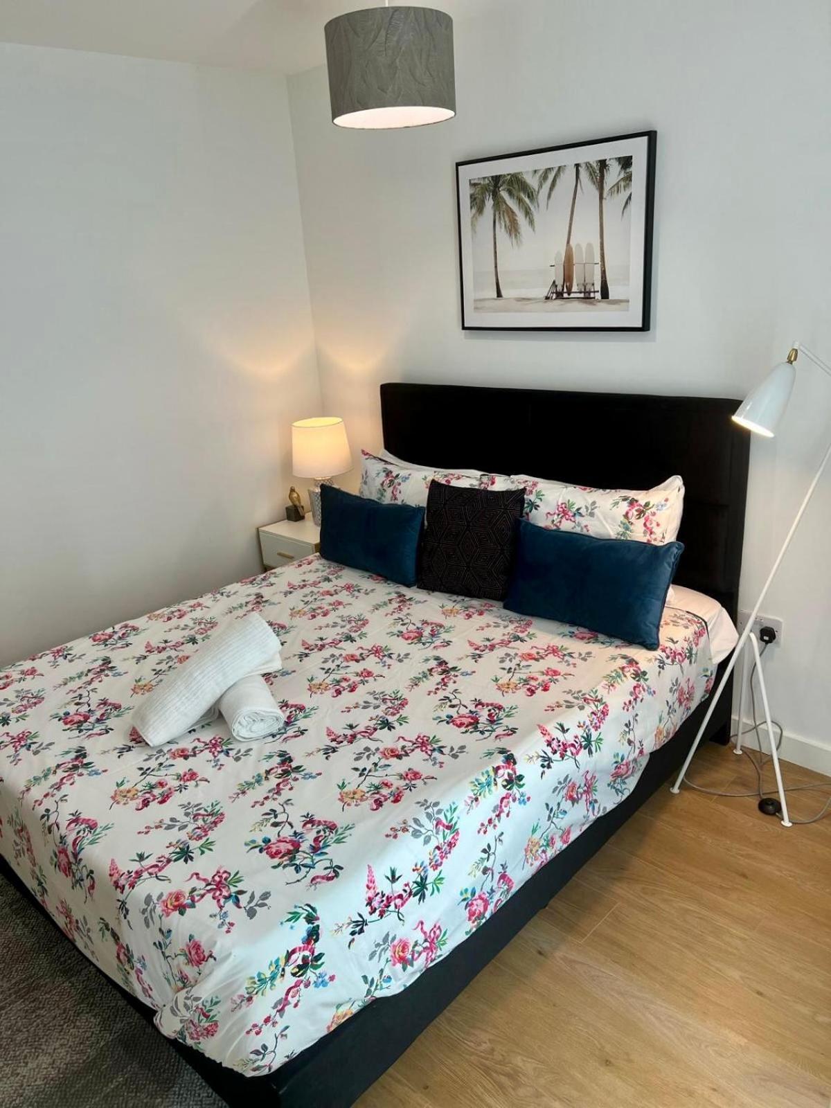 Spacious Urban Gem Apartment With Parking ブラックネル エクステリア 写真